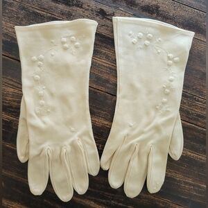 vintage 1940s cream embroidered gloves